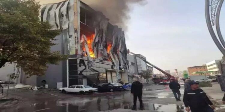 Dilovası’ndaki Kozmetik Fabrikası Yangınında 6 İşçi Hayatını Kaybetti: CHP’li Cem Avşar ve TTB’den Sert Tepki