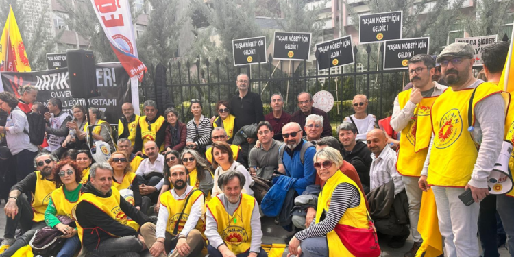 Öğretmenler bakanlık önünde “Yaşam Nöbeti”ne geçti